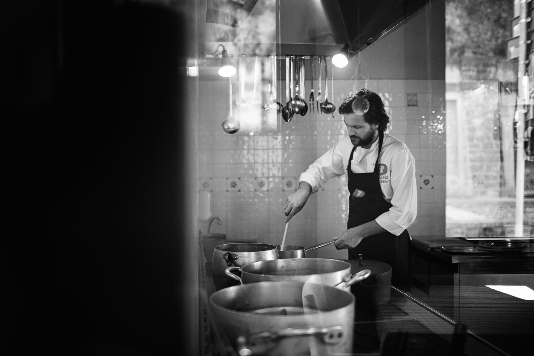 Lo Chef Stefano De Lorenzi in Cucina a legna al Due Mori ad Asolo.